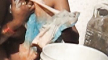 मुंबई भाभी द्वारा पकड़ा लंबी दूरी कैमरा बदलने के बाद स्नान.