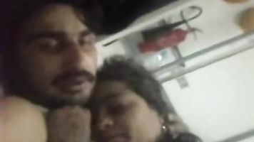 सियालकोट, पाकिस्तान से विशेष सेक्स स्कैंडल, युवा नर्स ने अपनी रात की शिफ्ट के दौरान नाइट शिफ्ट डॉक्टर द्वारा कैमरे पर रिकॉर्ड किया । 