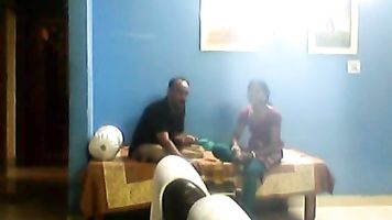 सेक्सी महिला के साथ उनके बेडरूम में