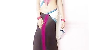 सेक्सी युवा भारतीय लड़की शिक्षण कैसे पहनने के लिए ड्रेपेल साड़ी!.
