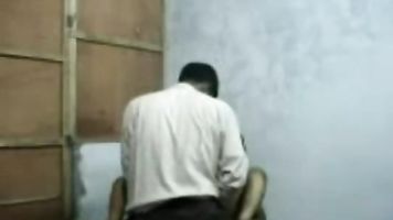 सींग का बना हुआ बांग्ला आदमी गर्म प्रेमिका के रसदार स्तन चूसने जबकि वह अपने डिक और गेंदों को सेक्स फोरप्ले के दौरान चूसता है और एक कुर्सी पर चुदाई करता है और छेड़खानी करता है । 