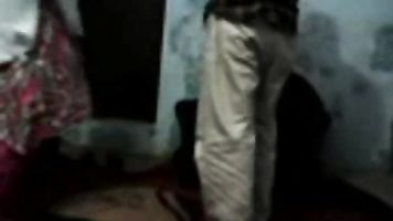 वे अपने बिल्ली पाला पाने के लिए प्यार करता है