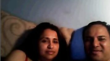 लाइव सेक्स कैम शो पर भारतीय युगल जनता को दिखाने के लिए कठिन कमबख्त करते हैं कि वे बेडरूम में कितने सक्रिय हैं!.