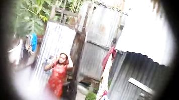 भारतीय लड़की लाल शॉवर में-फिल्में.