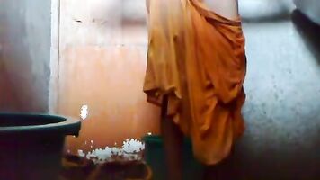 बांग्ला भाभी घर का बना स्नान.