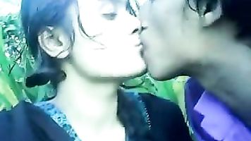 ढाका कॉलेज प्रेमी चुंबन-फिल्में। video2porn2