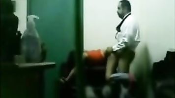 सींग का बना हुआ भारतीय बॉस अपने दो कार्यालय लड़कियों में एक जाने के बाद कार्यालय समय में अपने केबिन और फिल्माया उन्हें एक छिपे हुए कैमरे पर!.