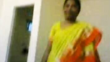 चाची में हरे रंग की साड़ी अलग करना-फिल्में.