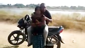 प्रेमिका की सड़क Kinaray Chudai - सिनेमा.