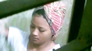 बांग्लादेशी कॉलेज बेब दीपा मागी में फिल्माया द्वारा उसके चचेरे भाई का दौरा उन्हें का उपयोग कर अपने मोबाइल कैम से बाथरूम की छत!. video2porn2