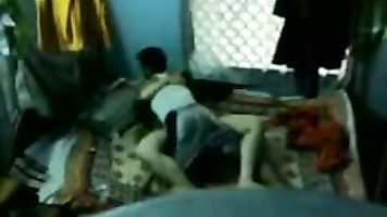 कृपया, कई पेट के साथ उसके पेट पर सह
