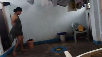 भाभी शॉवर के बाद बदल रहा है - फिल्में. video2porn2