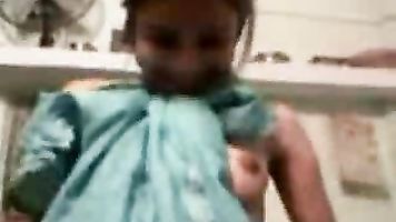 सुंदर लड़की कावेरी नग्न हो जाता है - फिल्में.