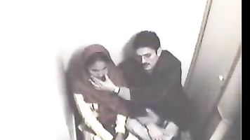 सुंदर बांग्लादेशी लड़की उसे पहली तारीख पर उसके प्रेमी के साथ पार्क में दे रही है उसे पहले कभी
