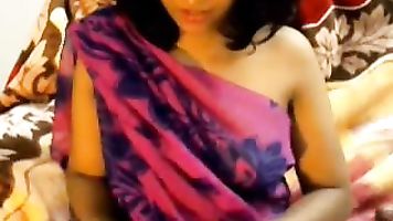 मैं सुंदर चेहरे और सही मुस्कान के साथ एक गृहिणी हूं । 