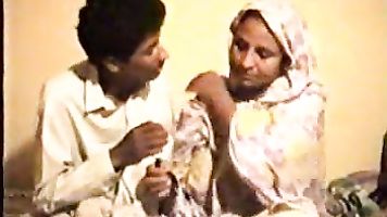 पाकिस्तानी छोटे शहर नवाबशाह के असली सिंधी जोड़े ने ऑनलाइन खुलासा किया । 