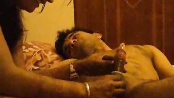 वह एक कमरे में बुलाया जाता है और उसके नियोक्ता हस्तमैथुन और सह देखता है
