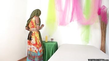 लव देखने के लिए कि बड़ा काला मुर्गा उसे मिठाई भारतीय योनी
