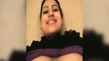 सह पर बड़े स्तन.