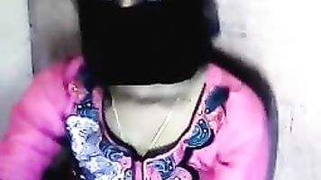 हैदराबादी लड़की प्रियंका स्काइप चैट पर अपना चेहरा छिपाती हैं । 