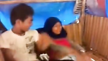 मलय लड़की एक झोपड़ी में प्रेमी के साथ सेक्स का आनंद ले रही है । 