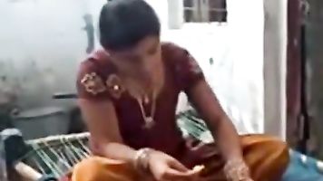 नव विवाहित गांव भाभी।