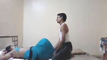 वह भाग्यशाली है कि मुर्गा और उन मोटी भार के साथ खेलने के लिए