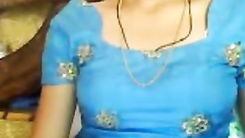 देसी लड़की स्तन से पता चलता है.
