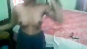 प्रियतम वस्तु भारतीय प्रेमिका जबकि वह तैयार हो जाता है.