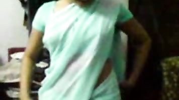 घर पर साड़ी स्ट्रिपटीज़ में सींग का बना भारतीय पत्नी । 