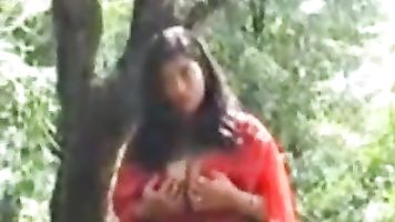 भारतीय कुतिया उसके स्तन चमकती और एक मुर्गा उड़ाने.
