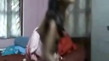 भारतीय प्रेमिका फोन पर बात कर और.