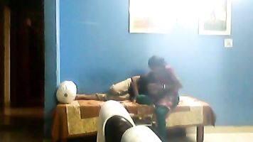 एनआरआई ब्रिटेन औरत खुद के साथ ककड़ी.