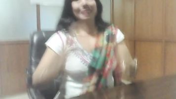 भाभी अपनी नौकरी बचाती है । 