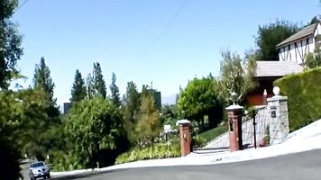 प्रिया अंजलि राय सुपरमैन से मिलते हैं । 