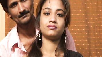रॉबी साझा कर रहा है गर्म भारतीय मुर्गा पर मीना.