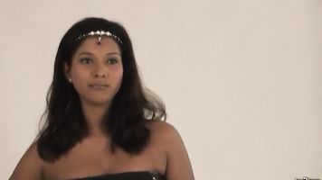 ब्लैक स्कर्ट में तमन्ना।