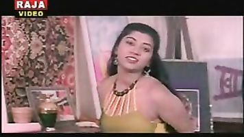 आपके सुझावों पर बड़े काले फूलों के साथ सुंदर स्तन हैं