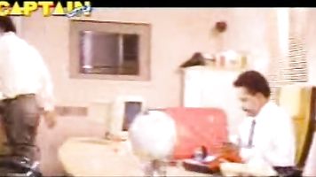 क्या उन दोनों पक्षों पर उसके पैरों के पास उसकी कमर
