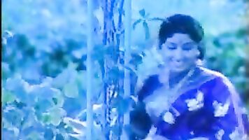 अपने सबसे अंतरंग वातावरण में एक युवा किशोर लड़की को देखना