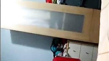 लाल टी शर्ट लड़की चमकती