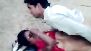 भारतीय लड़की लड़कों के एक समूह द्वारा मज़ा आया