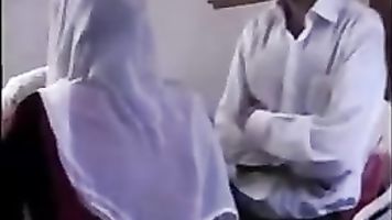 तमिल गृहिणी घर पर साझा