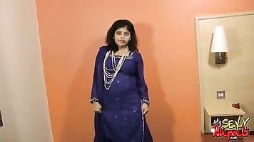 देसी सुंदर रूपाली का उपयोग कर एक खिलौना हस्तमैथुन