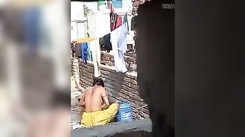 चाची स्नान टॉपलेस छत में..