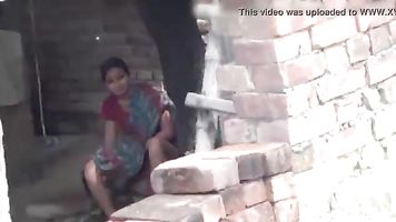 भारतीय नौकरानी असली योनी दिखा रहा है उसके प्रेमी के लिए