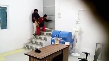 देसी प्रबंधक उसे भारतीय कर्मचारी तहखाने में पी 2