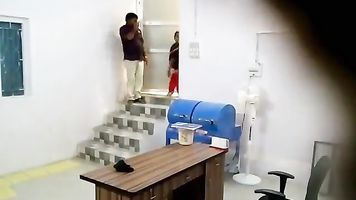 तमिल प्रबंधक उसे तमिल कर्मचारी तहखाने में पी 1