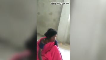 तमिल एक बेघर महिलाओं में एक परित्यक्त इमारत