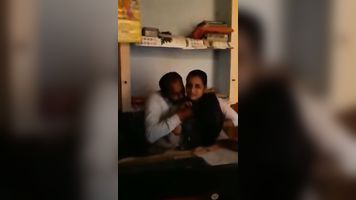 तमिल माँ उसके बेटों शिक्षक के साथ मज़ा आ रहा